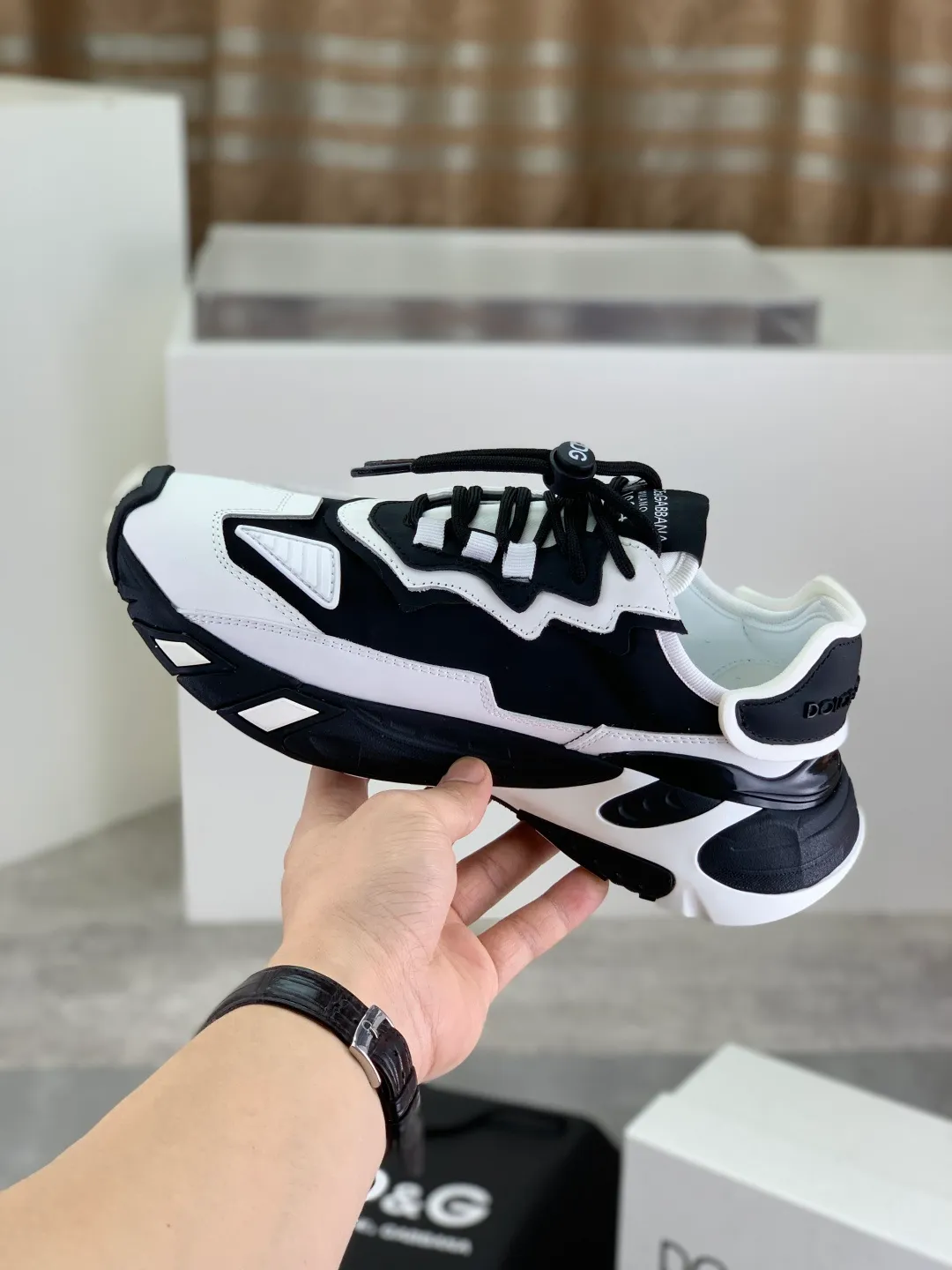 Men's shoes 💰P560💰 [New style] top original quality, synchronized with "DOLCE&GABBANA [Dolce & Gabbana] ~ high quality." effect. Low-cut casual DG men's shoes, loved by many celebrities, using high-end imported first-layer calfskin splicing design + cowhide feet, simple and elegant, perfectly interpreting the latest inspiration for shoes, classic and fashionable integration. Luxurious dreams, driving fashion, suitable for drivers, lightweight and comfortable, light and breathable for outdoor travel, high-end quality Trustworthy, 4️⃣colors🉑️ to choose from! Code number: 38-46